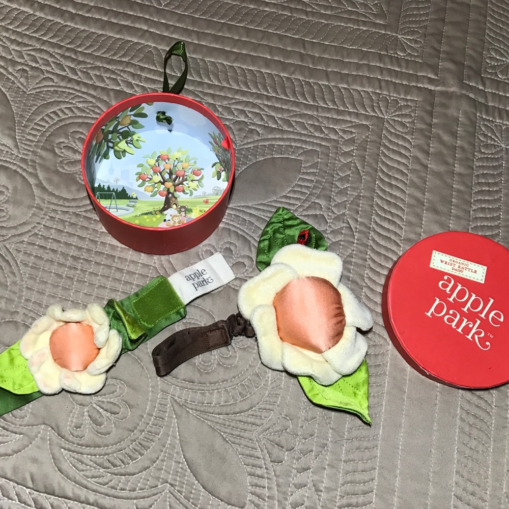 APPLE PARK Daisy Wrist Rattle & Stroller/Seat Toy