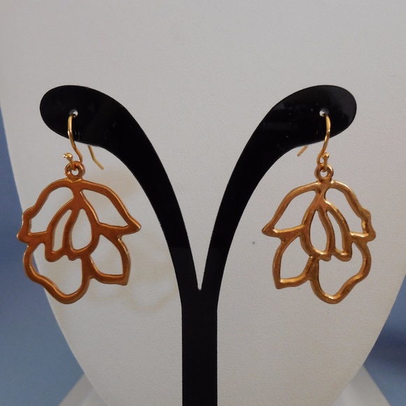 Flower Pendant & Pierced Earrings Set - Picture 3 of 3
