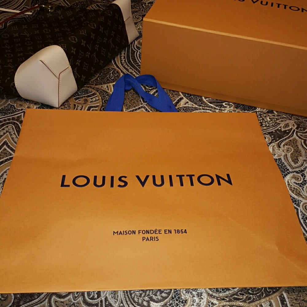 Large Loui Vuitton shopping bag