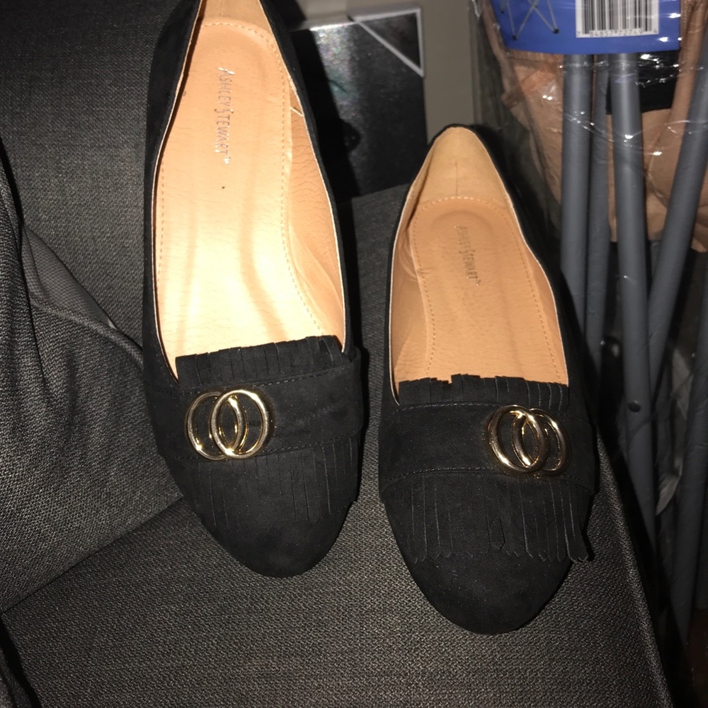 Gently used black pair of flats. Only worn once!