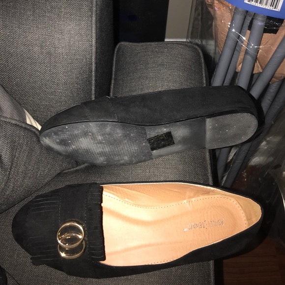 Gently used black pair of flats. Only worn once! - Picture 2 of 4