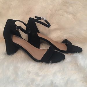 Rouge Helium Black Block Heel