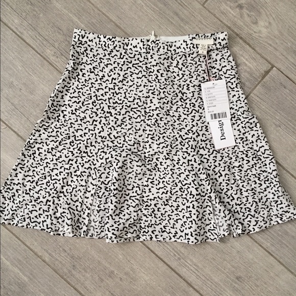 Urban Outfitters Dresses & Skirts - Adorable women’s Urban Outfitters skirt sz S.