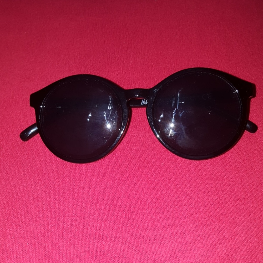 Black circle lensed sunglasses