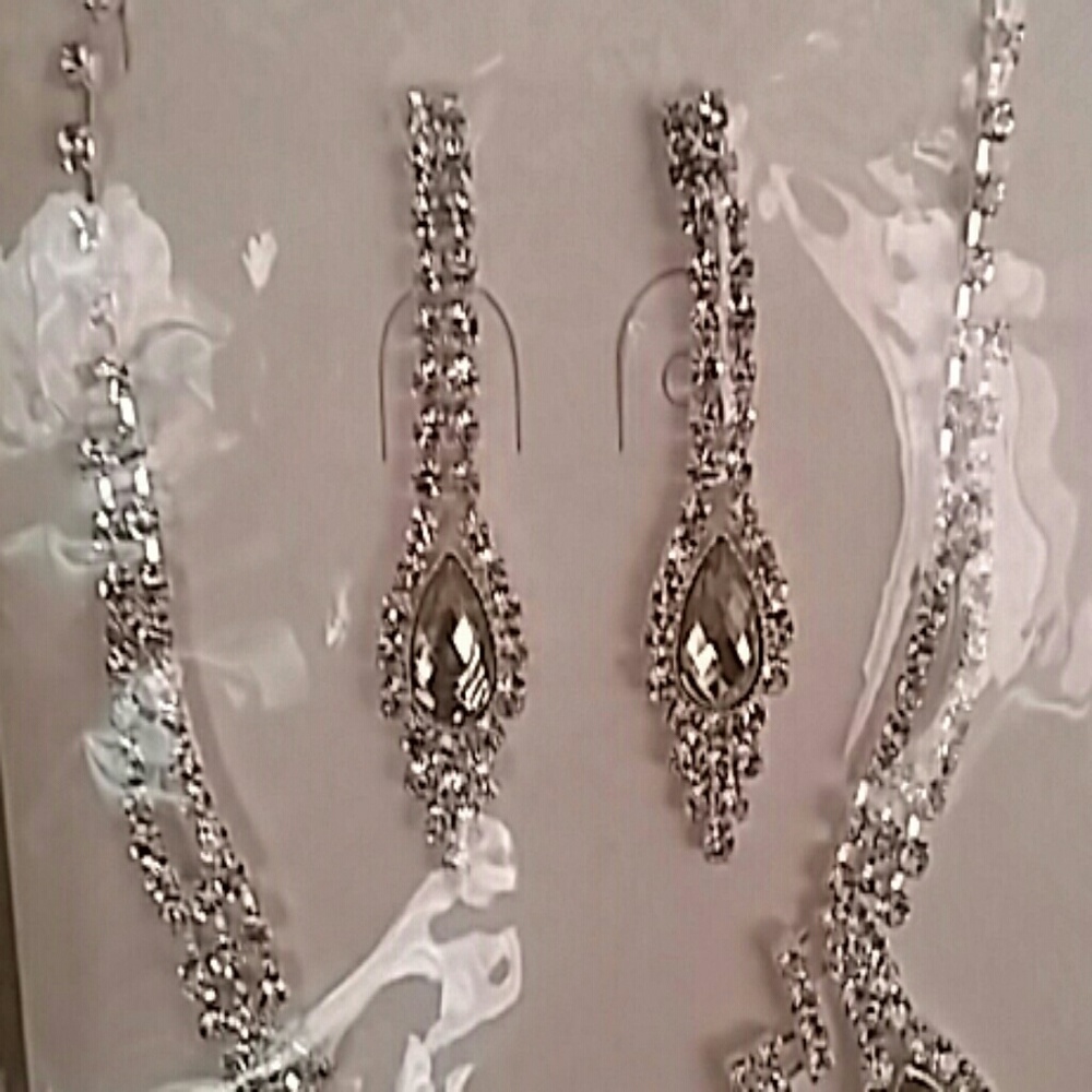 Matching necklace & earring set