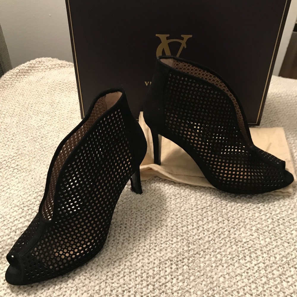 Vince Camuto Signature Rhoda Shootie - Picture 3 of 6