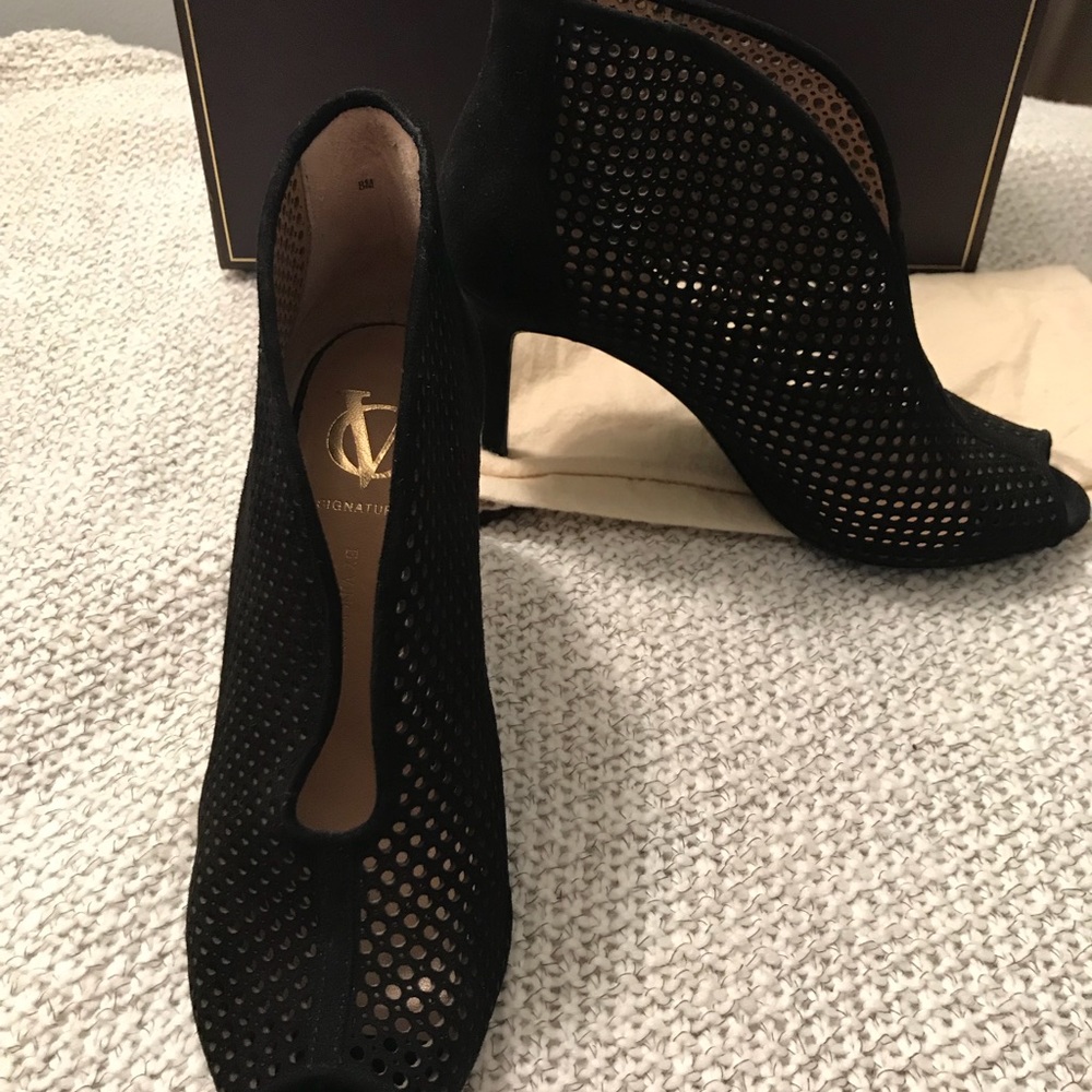 Vince Camuto Signature Rhoda Shootie - Picture 5 of 6
