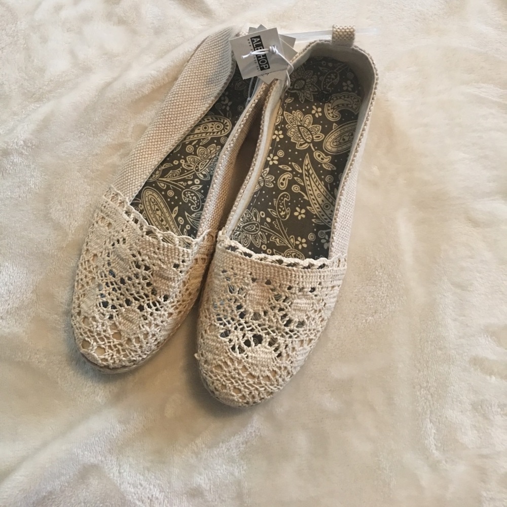 NWT crochet knit flats