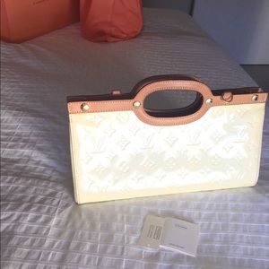 Authentic LOUIS VUITTON LV VERNIS PERLE ROXBURY (PERLE) Excellent Condition!!!