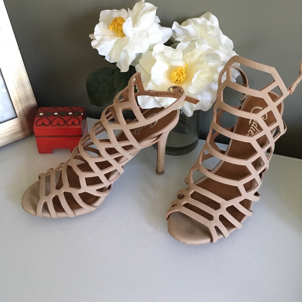 Nude cage heels 👠