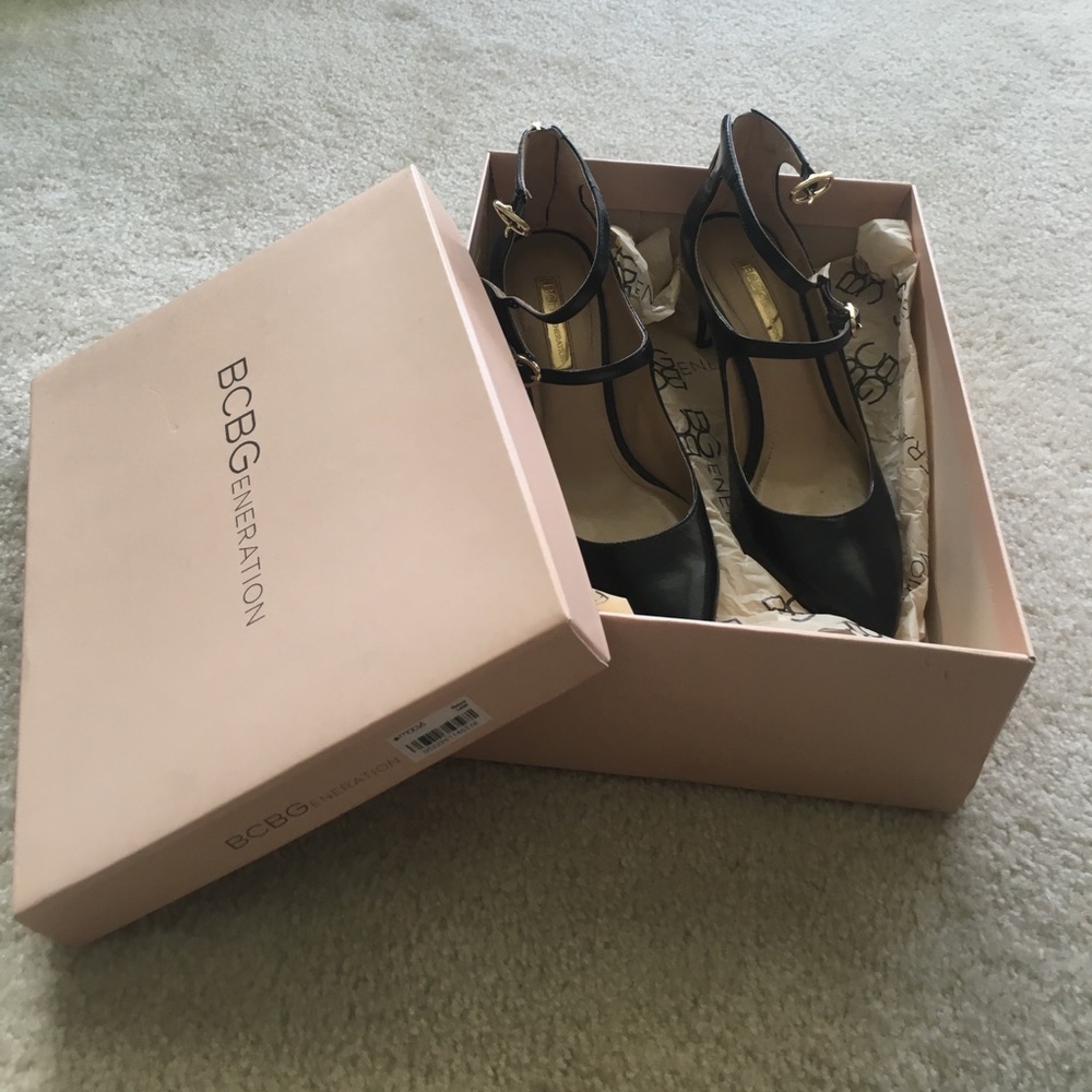 EUC BCBG leather shoes size .5.5M