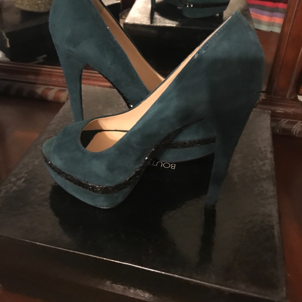 Suede peep toe pump