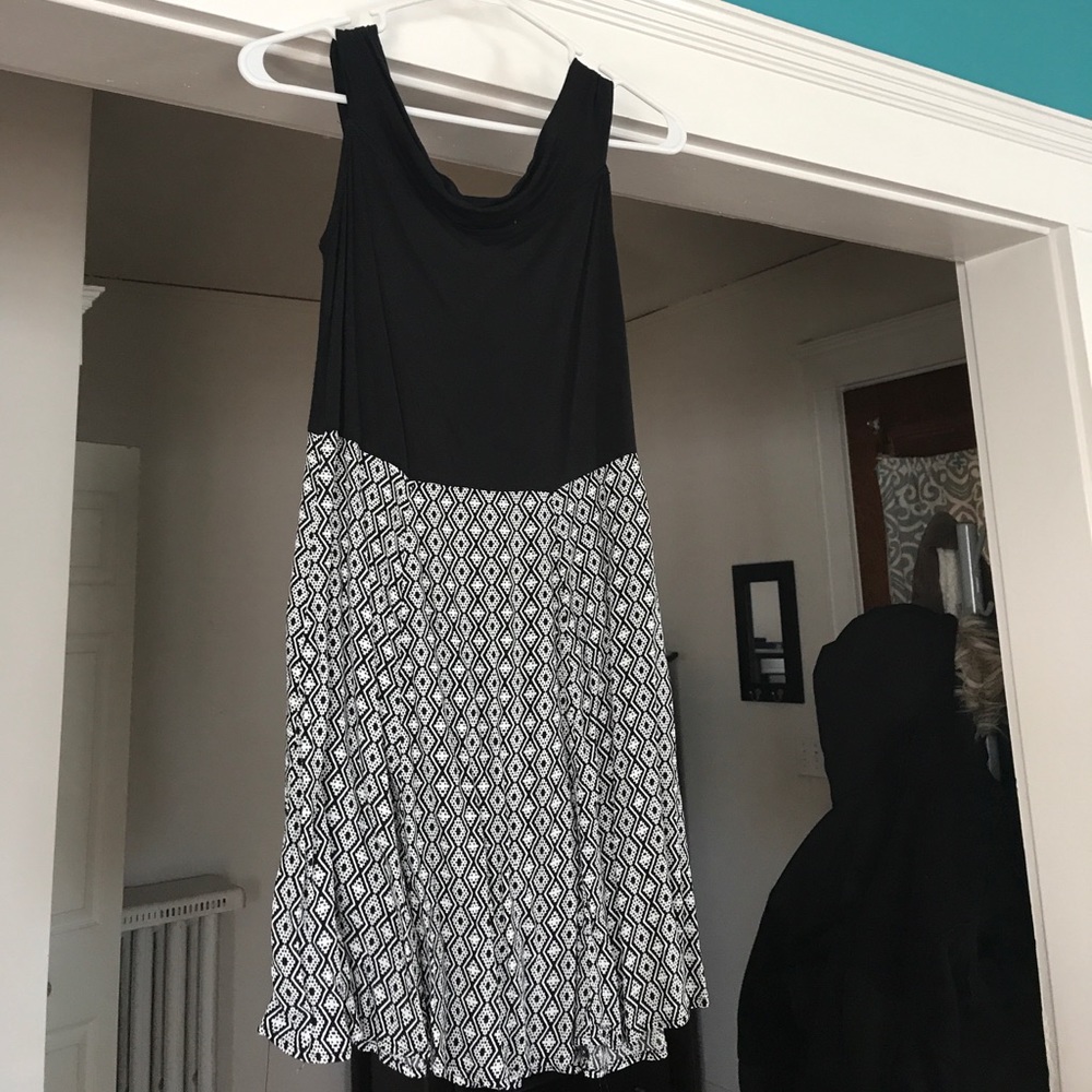 Short, sleeveless black and white dress