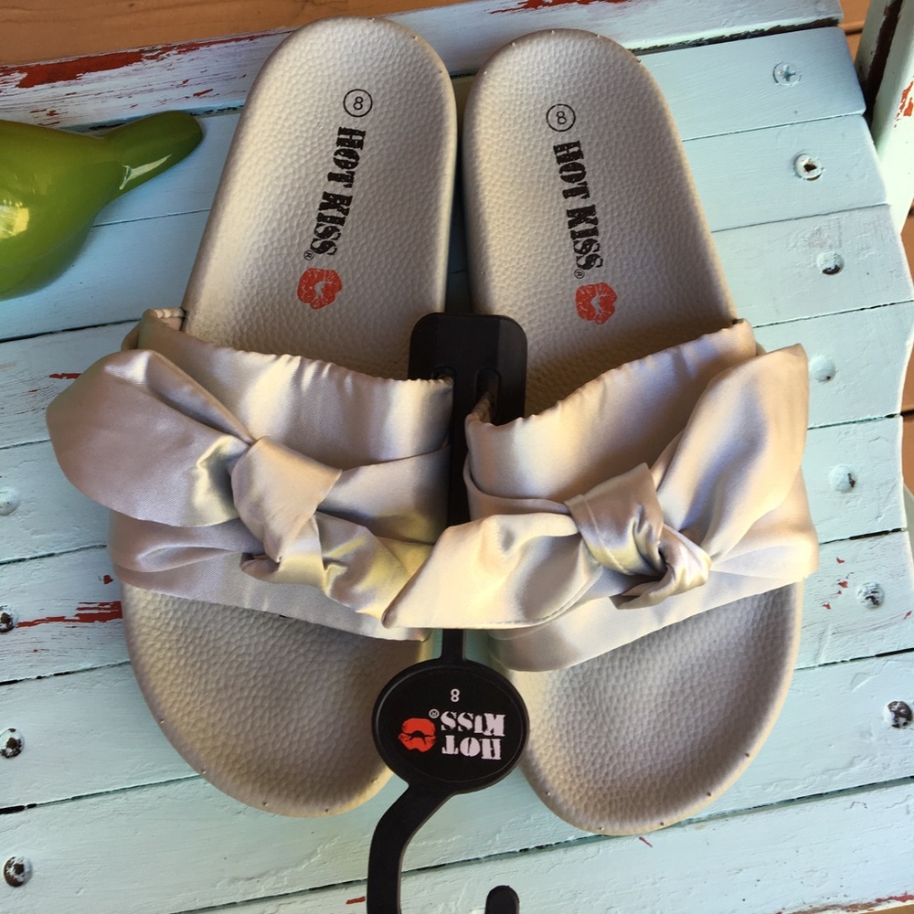 NWT Hot Kiss slides