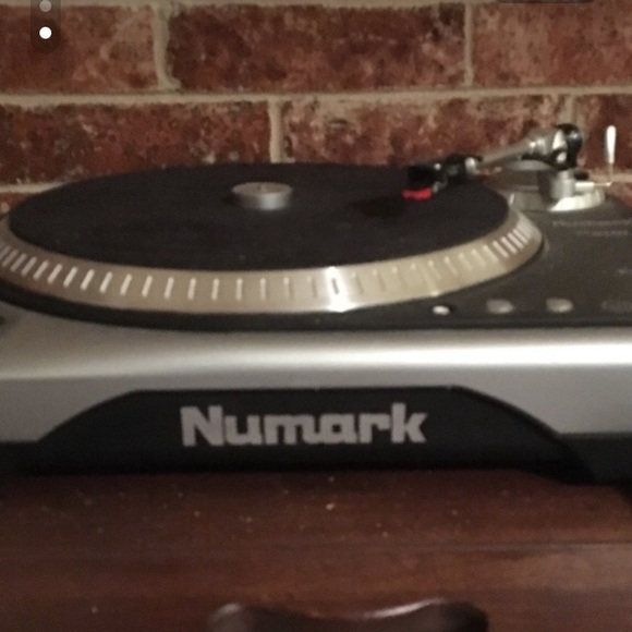 Black Vinyl Numark turntable - Picture 2 of 2