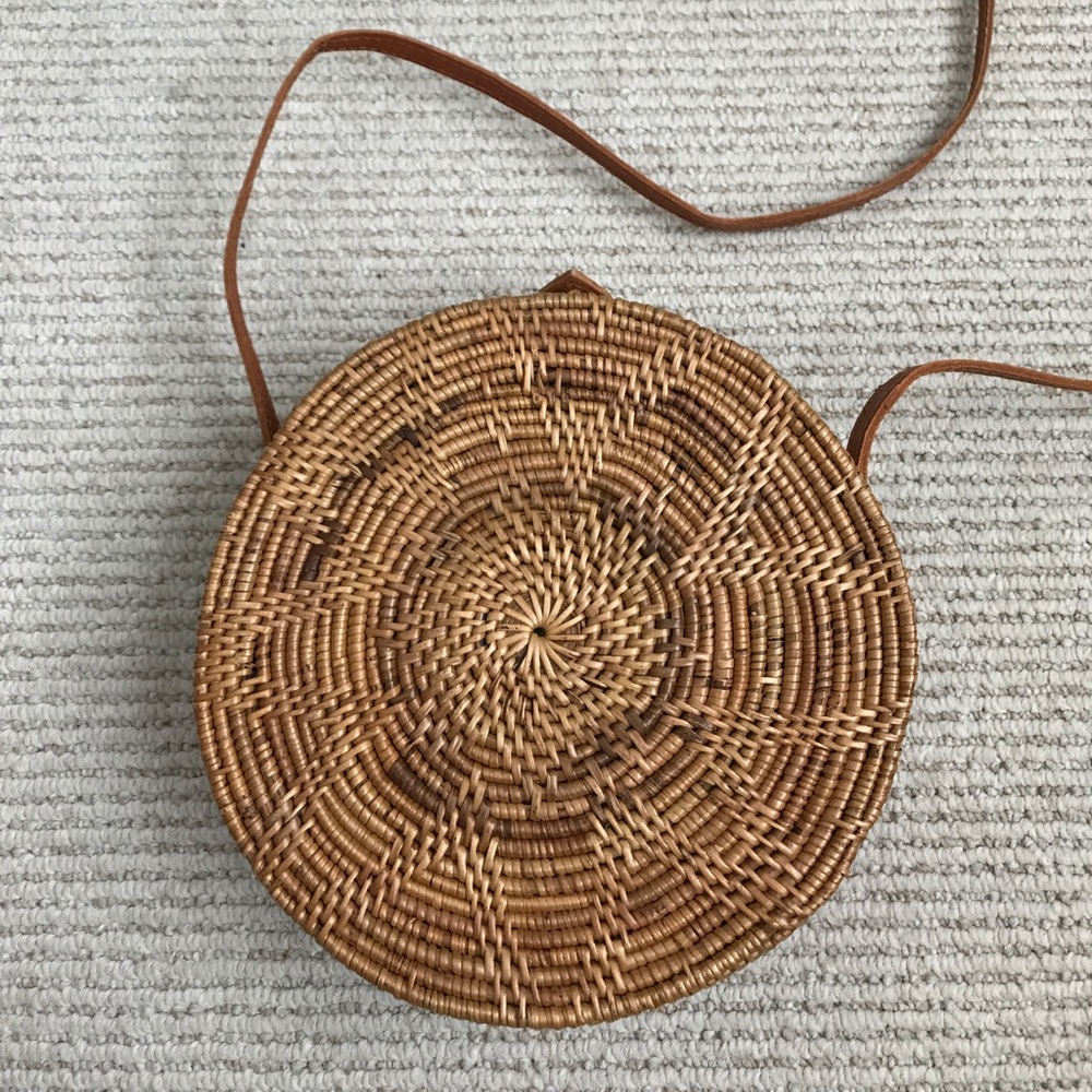 Round wicker woven straw bag