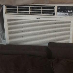 Air conditioner/ no remote ... works perfectly