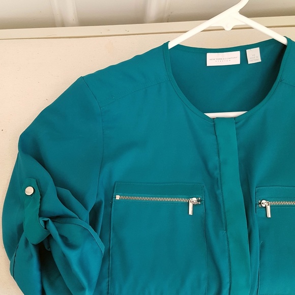 Green Collarless Button Up Top - Picture 5 of 7