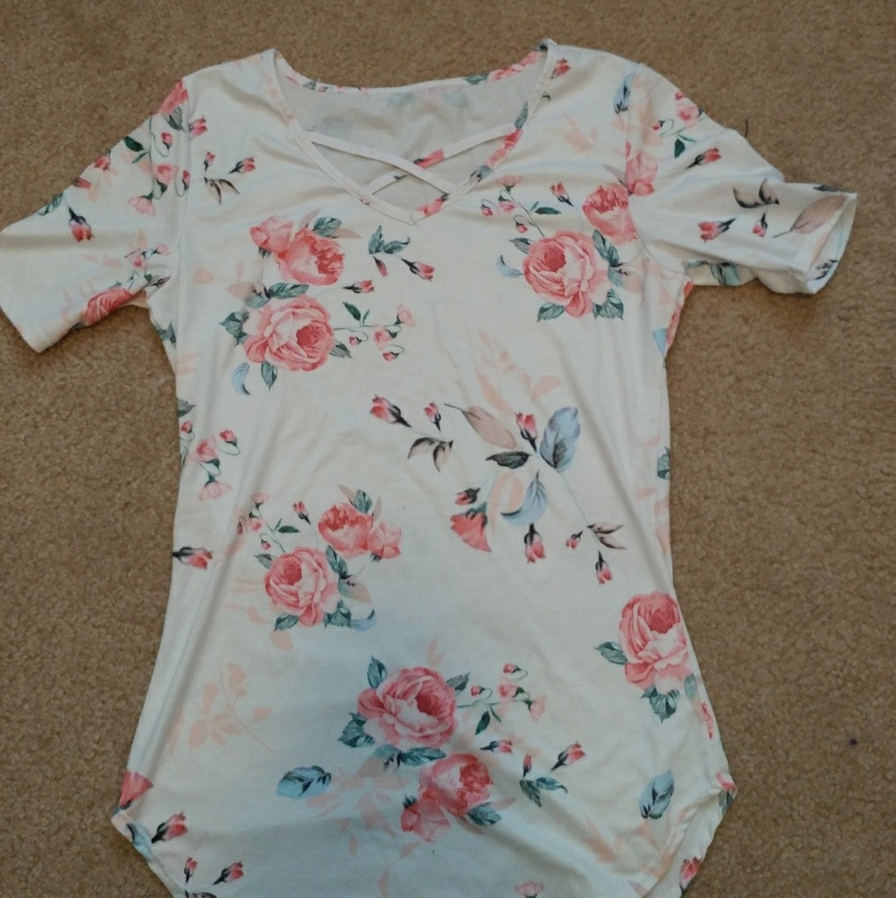 🚫SOLD🚫 Floral criss cross top