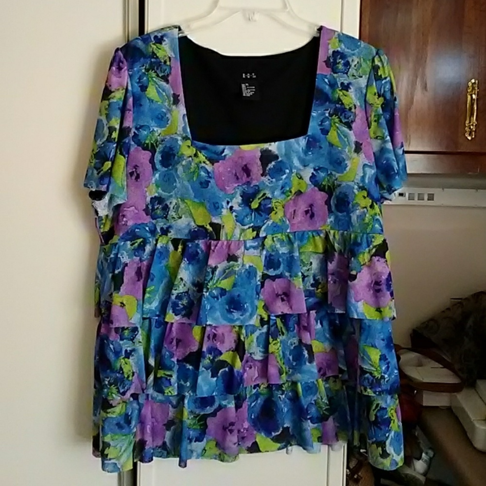 Short sleeve top with layer ruffles.