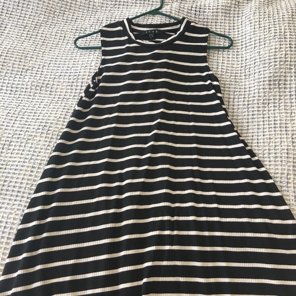 Snap high-neck flowy dress!