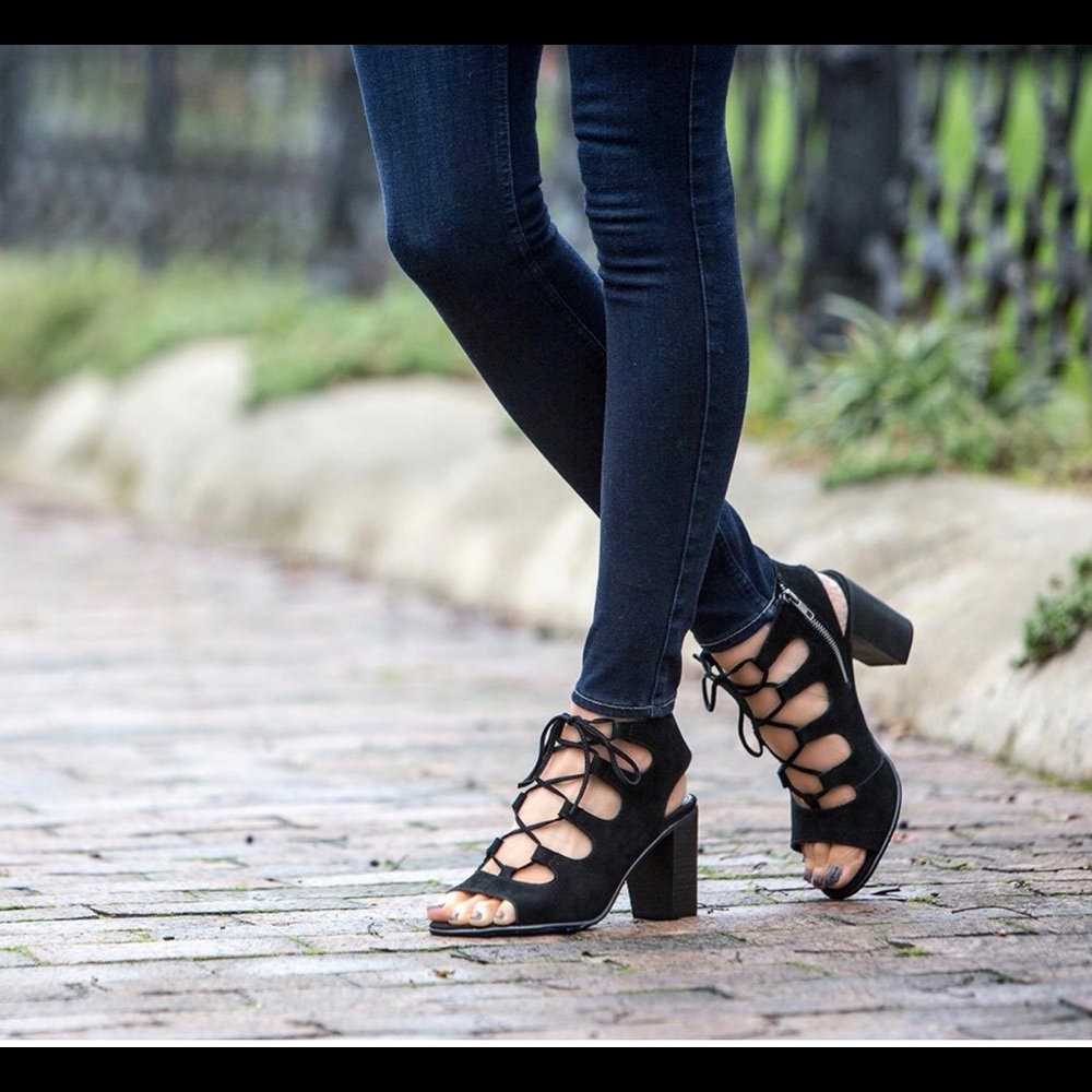 STEVE MADDEN: Lace Up Heels 7.5
