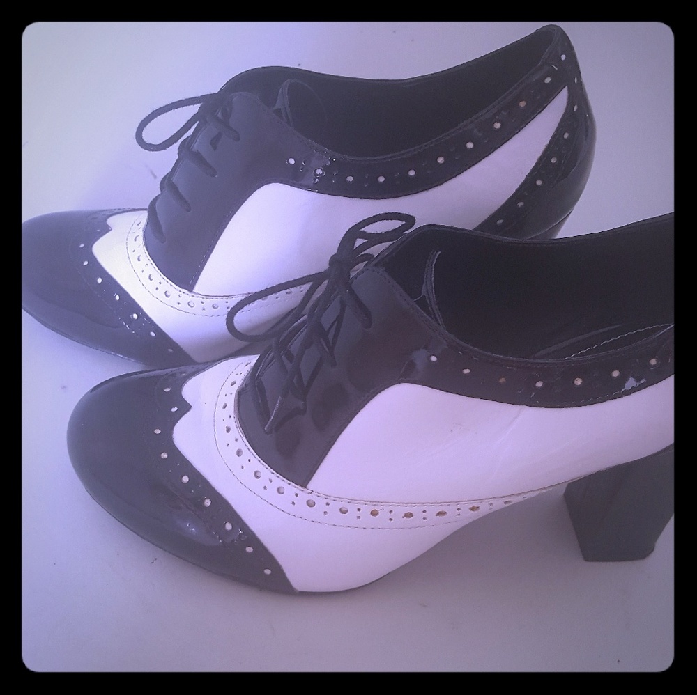Aldo Black and White Leather shoes size 8