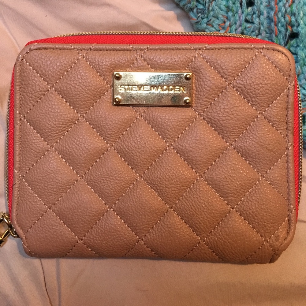 Steven madden wristlet