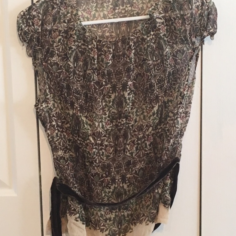 Elite Tahari cap sleeved top