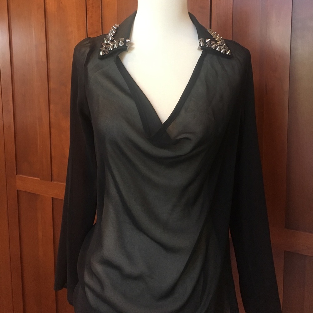 Mesh top with collar studs