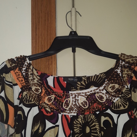 Floral print blouse with beading. - Picture 2 of 4