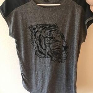 Women's Forever 21 shirt.