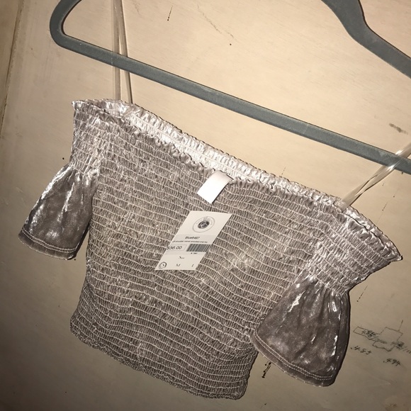 Off the shoulder velvet smocked crop top - Picture 2 of 2