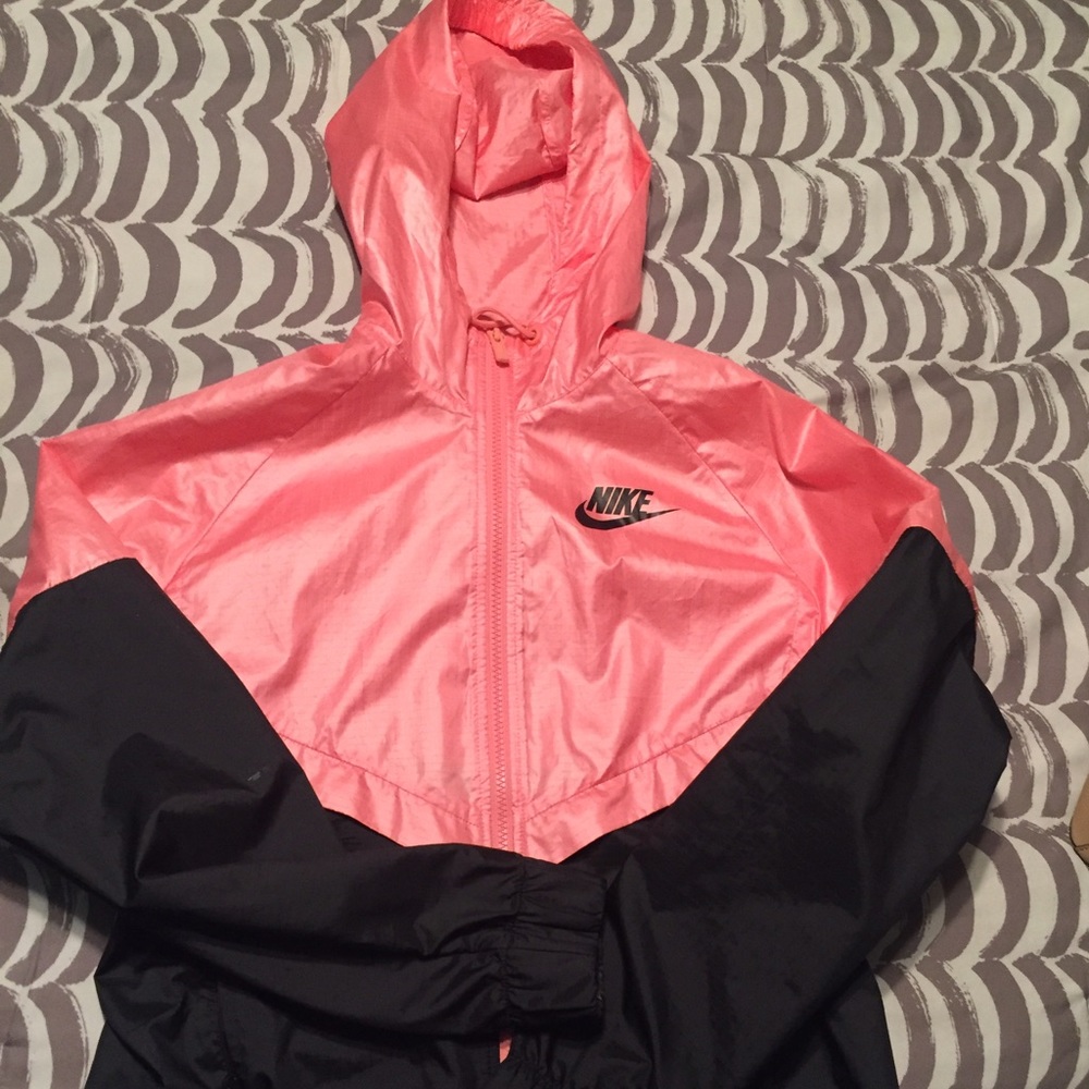 Woman's wind runner hooded jacket