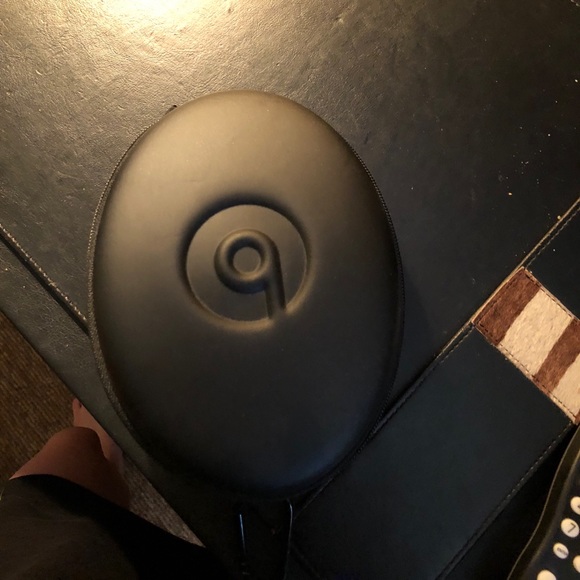 Red and black beats - Picture 1 of 4