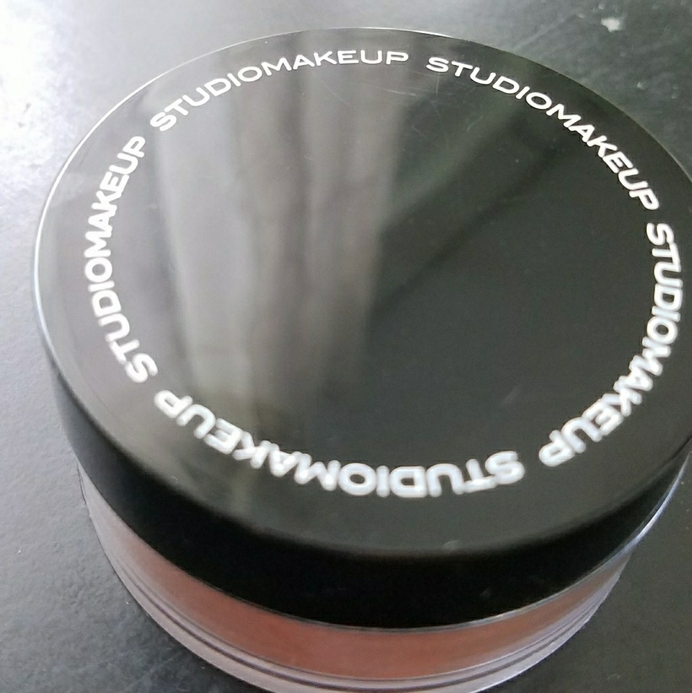 Luminous loose blush studiomakeup