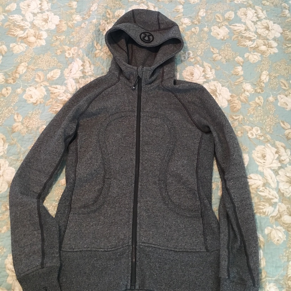 Like new condition lululemon scuba hoodie, size 8