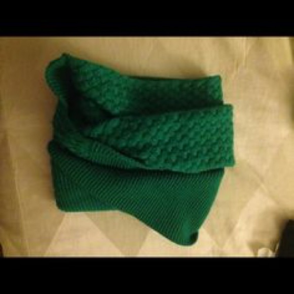 Green Infinity Scarf - Picture 2 of 2