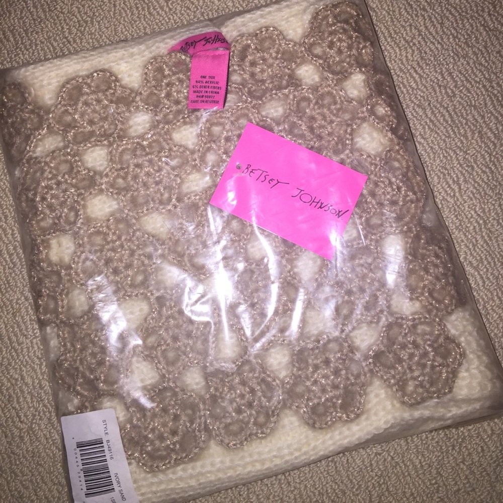 Betsey Johnson infinity scarf crochet flowers NWT