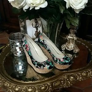 Cute Wedges. Sz 9 Cute Wedges. Sz 9