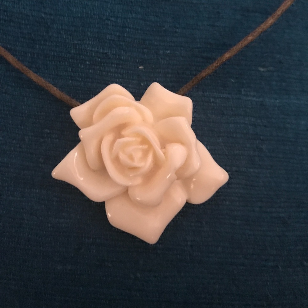 Cream rose Pendant On brown leather cord necklace - Picture 4 of 8