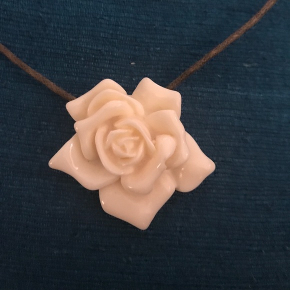 Cream rose Pendant On brown leather cord necklace - Picture 4 of 8