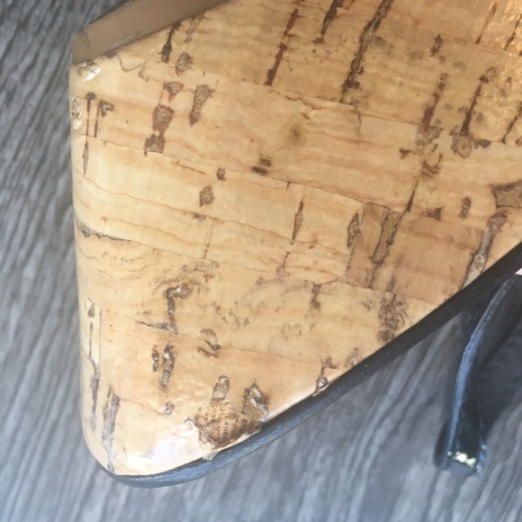 Tory Burch black sandal 7.5. 2” wedge w/Gold T - Picture 4 of 6