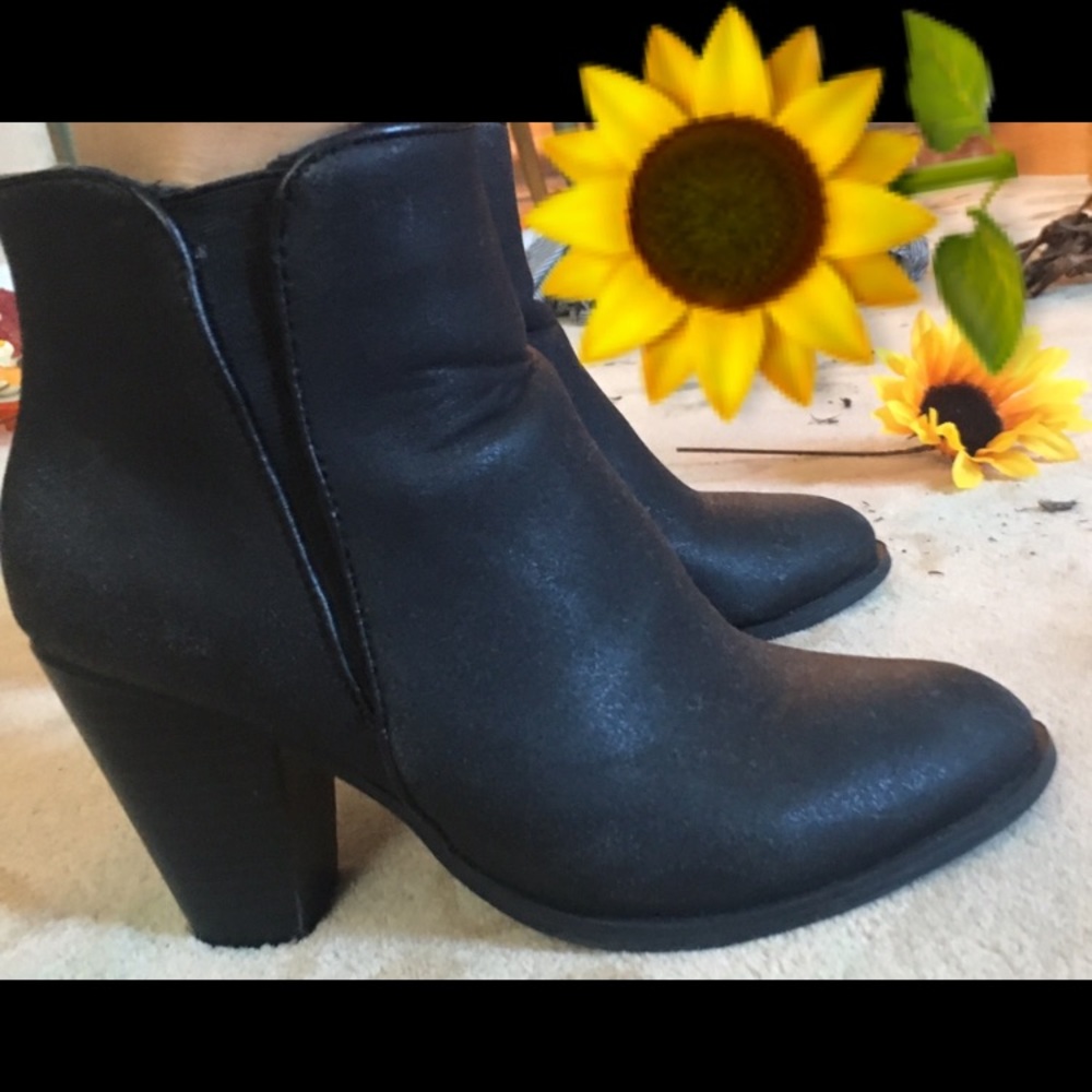 Black Booties! 💛 Perfect for Fall
