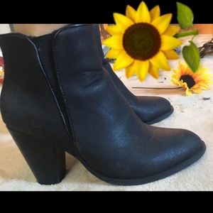 Black Booties! 💛 Perfect for Fall