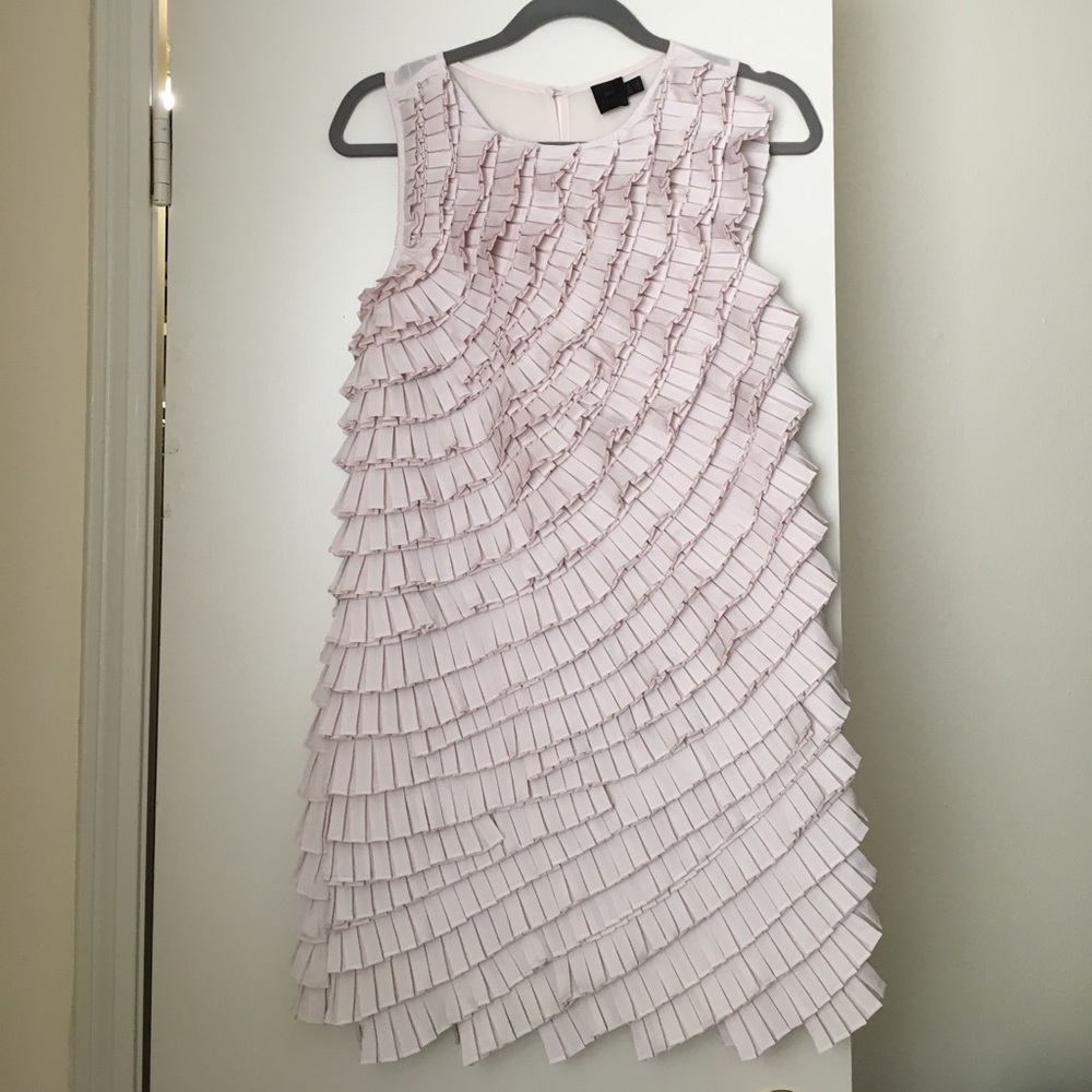 Gorgeous dress, in light pink.