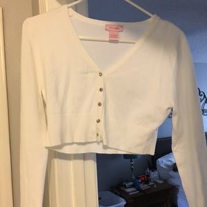 White crop top sweater