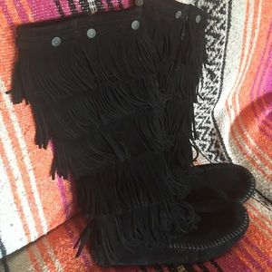 Minnetonka 5 Tier Fringe Boot Size 7