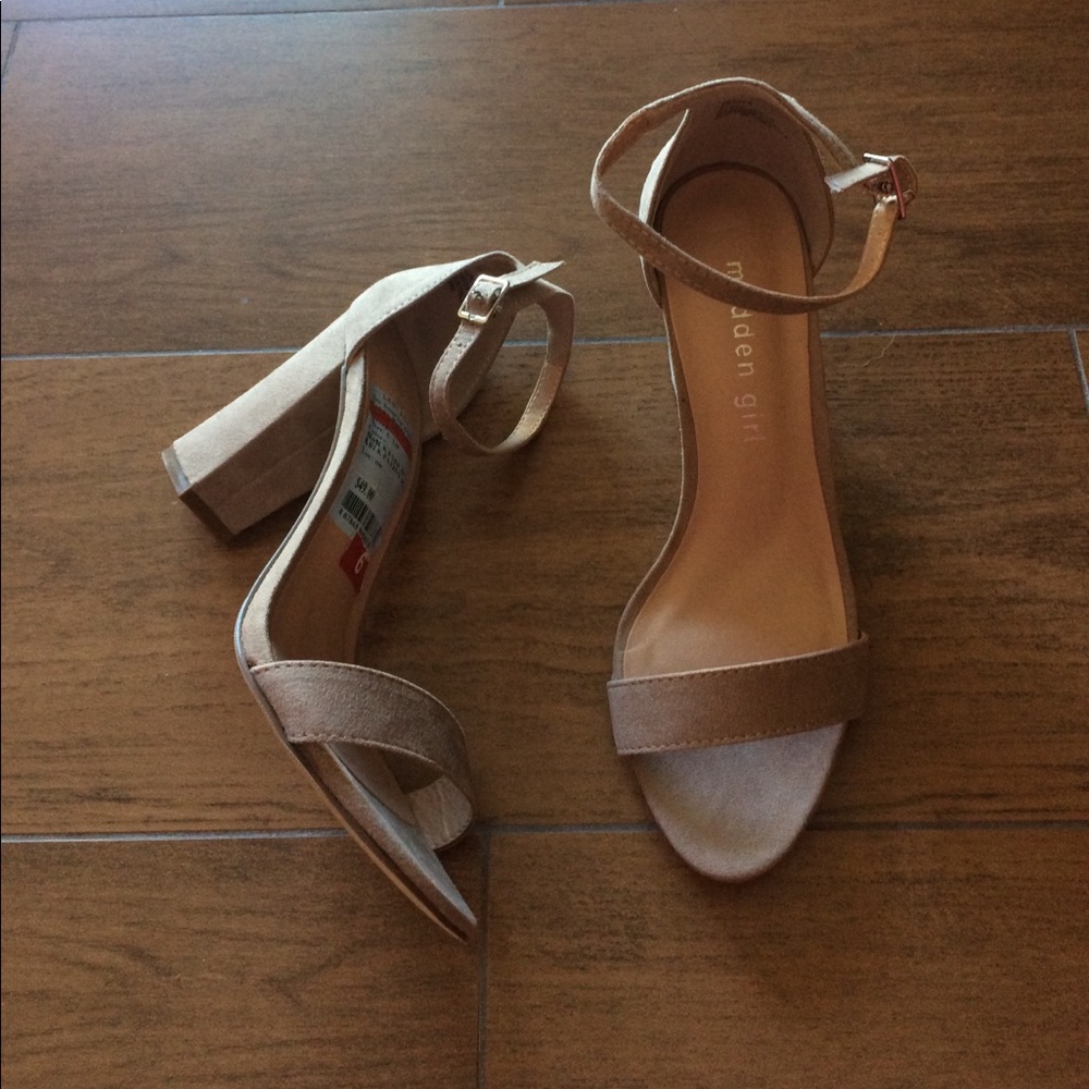Nude pumps with block heel and ankle strap