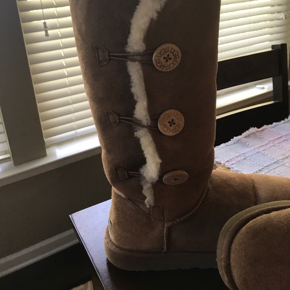 UGGS - Picture 2 of 5